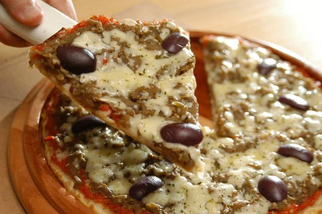 Pizza de berinjela, com azeitona preta, provolone e mussarela da <a href="https://pizzariacamelo.com.br/" rel="Pizzaria Camelo" target="_blank">Pizzaria Camelo</a>, em São Paulo Pizza de berinjela, com azeitona preta, provolone e mussarela da <a href="https://pizzariacamelo.com.br/" rel="Pizzaria Camelo" target="_blank">Pizzaria Camelo</a>, em São Paulo
