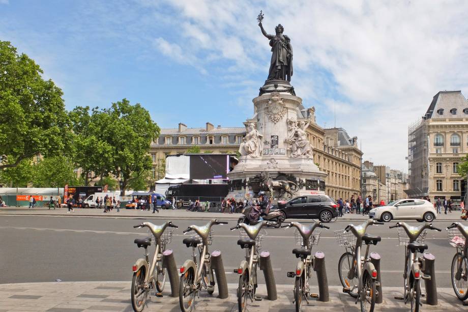 <strong>Place de la République – <a href="https://viajeaqui.abril.com.br/cidades/franca-paris" target="_blank" rel="noopener">Paris </a>– <a href="https://gutenberg.viagemeturismo.abril.com.br/paises/franca-2/" target="_blank" rel="noopener">França </a></strong> A praça marca o entroncamento de diversas avenidas essenciais da Cidade Luz e um dos principais palcos de manifestações populares, sejam elas culturais ou políticas. A praça é acessível apenas a pedestres e ciclistas. Antigamente era chamada de Place du Château-d’Eau, mas mudou de nome em homenagem à terceira república francesa em 1879. Ela ocupa hoje um espaço onde havia uma porta de saída da cidade de Paris desde o século 12, que ficava em frente à sede da Ordem dos Cavaleiros Templários, mas foi demolida por Napoleão. A Rue du Temple, ali do lado, existe até hoje e é uma das mais velhas da capital francesa <a href="https://www.booking.com/searchresults.pt-br.html?aid=332455&sid=d98f25c4d6d5f89238aebe98e11a09ba&sb=1&src=searchresults&src_elem=sb&error_url=https%3A%2F%2Fwww.booking.com%2Fsearchresults.pt-br.html%3Faid%3D332455%3Bsid%3Dd98f25c4d6d5f89238aebe98e11a09ba%3Btmpl%3Dsearchresults%3Bac_click_type%3Db%3Bac_position%3D0%3Bcity%3D20088325%3Bclass_interval%3D1%3Bdest_id%3D-2960561%3Bdest_type%3Dcity%3Bdtdisc%3D0%3Bfrom_sf%3D1%3Bgroup_adults%3D2%3Bgroup_children%3D0%3Biata%3DMOW%3Binac%3D0%3Bindex_postcard%3D0%3Blabel_click%3Dundef%3Bno_rooms%3D1%3Boffset%3D0%3Bpostcard%3D0%3Braw_dest_type%3Dcity%3Broom1%3DA%252CA%3Bsb_price_type%3Dtotal%3Bsearch_selected%3D1%3Bshw_aparth%3D1%3Bslp_r_match%3D0%3Bsrc%3Dsearchresults%3Bsrc_elem%3Dsb%3Bsrpvid%3D8b057a86f24c02d6%3Bss%3DMoscou%252C%2520R%25C3%25BAssia%3Bss_all%3D0%3Bss_raw%3Dmoscou%3Bssb%3Dempty%3Bsshis%3D0%3Bssne%3DNova%2520York%3Bssne_untouched%3DNova%2520York%26%3B&ss=Paris%2C+%C3%8Ele-de-France%2C+Fran%C3%A7a&is_ski_area=&ssne=Moscou&ssne_untouched=Moscou&city=-2960561&checkin_year=&checkin_month=&checkout_year=&checkout_month=&group_adults=2&group_children=0&no_rooms=1&from_sf=1&ss_raw=paris&ac_position=0&ac_langcode=xb&ac_click_type=b&dest_id=-1456928&dest_type=city&iata=PAR&place_id_lat=48.856682&place_id_lon=2.351476&search_pageview_id=8b057a86f24c02d6&search_selected=true&search_pageview_id=8b057a86f24c02d6&ac_suggestion_list_length=5&ac_suggestion_theme_list_length=0" target="_blank" rel="noopener"><em>Busque hospedagem em Paris</em></a>