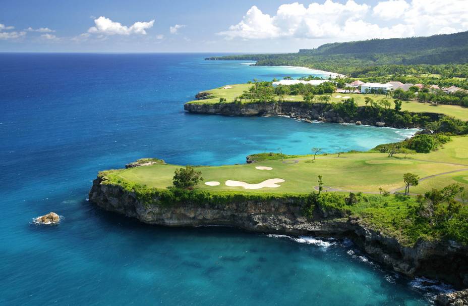 Localizado no litoral norte da <strong>República Dominicana</strong>, em <strong>Maria Trinidad Sanchez</strong>, o <strong>Playa Grande Golf Club</strong> é um curso de 18 buracos e par 72, considerado um dos melhores do país. Excelentes campos projetados por campeões como Jack Nicklaus vêm atraindo turistas de todo mundo em toda a orla do Caribe, principalmente em destinos como <strong>Cancún</strong> e <strong>Punta Cana</strong>