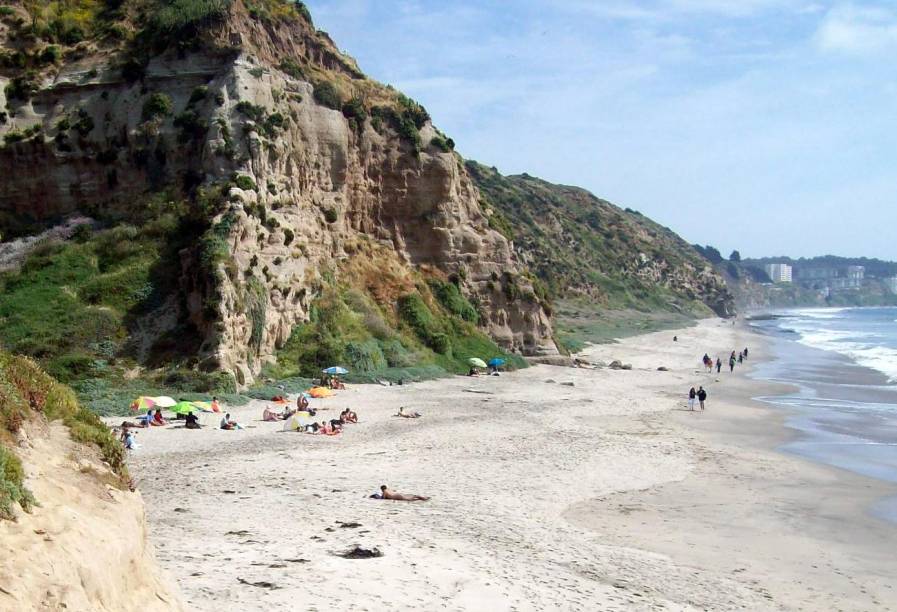 Em <a href="https://gutenberg.viagemeturismo.abril.com.br/cidades/valparaiso/" target="_blank">Valparaíso</a>, na comuna Puchuncaví, é difícil o acesso à Playa Luna. Caminhe 20 minutos a partir de <strong>Horcón</strong> pela orla da praia, passando por pedras e pela vegetação costeira. Mas vale a pena: a praia de 500 metros é a <strong>única no país</strong> em que o naturismo é organizado e permitido (mas não é obrigatório)