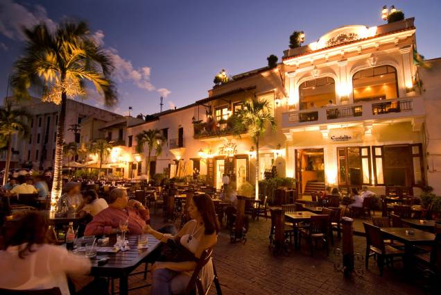 A Plaza España, junto ao rio Ozama, reúne uma série de agradáveis restaurantes e bares, tudo com um ar colonial ibérico A Plaza España, junto ao rio Ozama, reúne uma série de agradáveis restaurantes e bares, tudo com um ar colonial ibérico