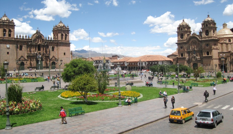 <strong>Plaza de Armas – <a href="https://gutenberg.viagemeturismo.abril.com.br/cidades/cusco-2/" target="_blank" rel="noopener">Cusco</a> – <a href="https://gutenberg.viagemeturismo.abril.com.br/paises/peru-3/" target="_blank" rel="noopener">Peru</a></strong> Conhecida entre os incas como lugar de encontro ("Huacaypata", no original inca), a praça é o marco de todo o Centro Histórico muito antes da dominação espanhola. O lugar era considerado um importante setor cerimonial do Império Inca. Ela concentra as construções mais impactantes de Cusco e os principais serviços voltados para o visitante, como casas de câmbio, restaurantes e agências de turismo. Foi ali que o colonizador espanhol Francisco Pizarro declarou a conquista da cidade. Hoje, duas bandeiras ficam hasteadas na praça: a branca e vermelha peruana e a do Tehuantisuyo, colorida com as cores do arco-íris que representam os quatro cantos do império inca <em><a href="https://www.booking.com/searchresults.pt-br.html?aid=332455&sid=d98f25c4d6d5f89238aebe98e11a09ba&sb=1&src=searchresults&src_elem=sb&error_url=https%3A%2F%2Fwww.booking.com%2Fsearchresults.pt-br.html%3Faid%3D332455%3Bsid%3Dd98f25c4d6d5f89238aebe98e11a09ba%3Btmpl%3Dsearchresults%3Bac_click_type%3Db%3Bac_position%3D0%3Bcity%3D-553173%3Bclass_interval%3D1%3Bdest_id%3D-129709%3Bdest_type%3Dcity%3Bdtdisc%3D0%3Bfrom_sf%3D1%3Bgroup_adults%3D2%3Bgroup_children%3D0%3Binac%3D0%3Bindex_postcard%3D0%3Blabel_click%3Dundef%3Bno_rooms%3D1%3Boffset%3D0%3Bpostcard%3D0%3Braw_dest_type%3Dcity%3Broom1%3DA%252CA%3Bsb_price_type%3Dtotal%3Bsearch_selected%3D1%3Bshw_aparth%3D1%3Bslp_r_match%3D0%3Bsrc%3Dsearchresults%3Bsrc_elem%3Dsb%3Bsrpvid%3D3ab77ca2f0e202d4%3Bss%3DSiena%252C%2520Toscana%252C%2520It%25C3%25A1lia%3Bss_all%3D0%3Bss_raw%3Dsiena%3Bssb%3Dempty%3Bsshis%3D0%3Bssne%3DPraga%3Bssne_untouched%3DPraga%26%3B&ss=Cusco%2C+Cusco%2C+Peru&is_ski_area=&ssne=Siena&ssne_untouched=Siena&city=-129709&checkin_year=&checkin_month=&checkout_year=&checkout_month=&group_adults=2&group_children=0&no_rooms=1&from_sf=1&ss_raw=cusco&ac_position=0&ac_langcode=xb&ac_click_type=b&dest_id=-345275&dest_type=city&iata=CUZ&place_id_lat=-13.516704&place_id_lon=-71.978822&search_pageview_id=3ab77ca2f0e202d4&search_selected=true&search_pageview_id=3ab77ca2f0e202d4&ac_suggestion_list_length=5&ac_suggestion_theme_list_length=0" target="_blank" rel="noopener">Busque hospedagem em Cusco</a></em>