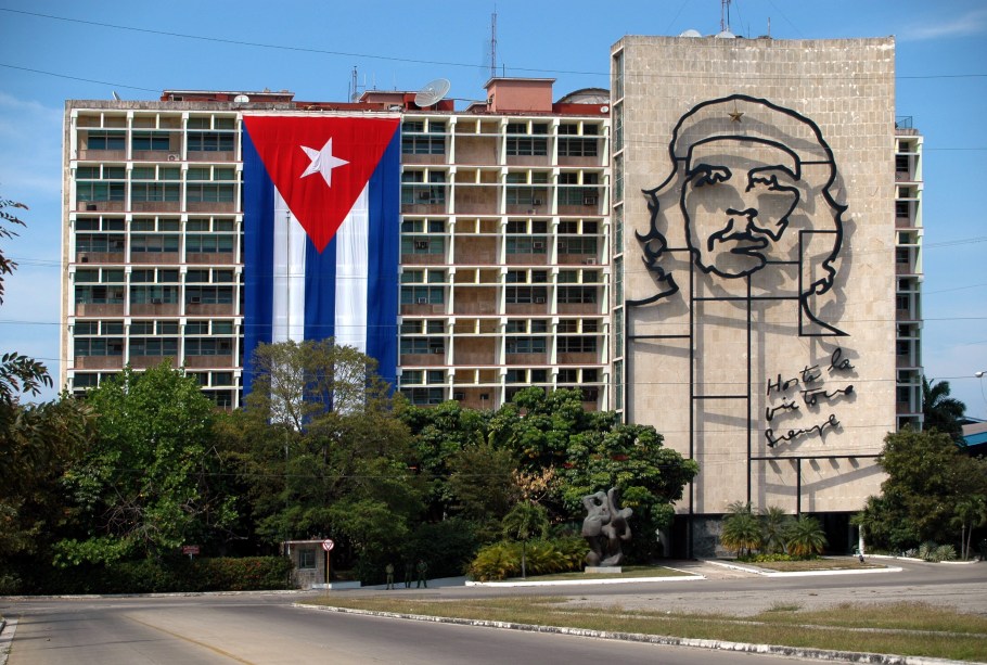 <strong>Plaza de la Revolución –</strong> <a href="https://viajeaqui.abril.com.br/cidades/cuba-havana" target="_blank" rel="noopener"><strong>Havana</strong></a><strong> – <a href="https://gutenberg.viagemeturismo.abril.com.br/paises/cuba-2/" target="_blank" rel="noopener">Cuba </a></strong> Com 32 mil metros quadrados, é uma das maiores praças do mundo. Com uma área aberta muito grande e poucos monumentos além da torre dedicada a José Martí, sua característica mais notável são as imagens de Che Guevara e Camilo Cienfuegos em relevo escultórico, ambas do artista Enrique Ávila, instaladas nos edifícios do Ministério do Interior e Ministério de Informática e Comunicações, respectivamente. A imagem de Che (foto) é uma estilização da conhecida fotografia do revolucionário, tirada por Alberto Korda <a href="https://www.booking.com/searchresults.pt-br.html?aid=332455&sid=d98f25c4d6d5f89238aebe98e11a09ba&sb=1&src=searchresults&src_elem=sb&error_url=https%3A%2F%2Fwww.booking.com%2Fsearchresults.pt-br.html%3Faid%3D332455%3Bsid%3Dd98f25c4d6d5f89238aebe98e11a09ba%3Btmpl%3Dsearchresults%3Bac_click_type%3Db%3Bac_position%3D0%3Bclass_interval%3D1%3Bdest_id%3D-755070%3Bdest_type%3Dcity%3Bdtdisc%3D0%3Bfrom_sf%3D1%3Bgroup_adults%3D2%3Bgroup_children%3D0%3Biata%3DIST%3Binac%3D0%3Bindex_postcard%3D0%3Blabel_click%3Dundef%3Bno_rooms%3D1%3Boffset%3D0%3Bpostcard%3D0%3Braw_dest_type%3Dcity%3Broom1%3DA%252CA%3Bsb_price_type%3Dtotal%3Bsearch_selected%3D1%3Bshw_aparth%3D1%3Bslp_r_match%3D0%3Bsrc%3Dsearchresults%3Bsrc_elem%3Dsb%3Bsrpvid%3D64547d774647003e%3Bss%3DIstambul%252C%2520Marmara%2520Region%252C%2520Turquia%3Bss_all%3D0%3Bss_raw%3Distambul%3Bssb%3Dempty%3Bsshis%3D0%3Bssne%3DIr%25C3%25A3%3Bssne_untouched%3DIr%25C3%25A3%26%3B&ss=Havana%2C+Ilhas+Caribenhas%2C+Cuba&is_ski_area=&ssne=Istambul&ssne_untouched=Istambul&city=-755070&checkin_year=&checkin_month=&checkout_year=&checkout_month=&group_adults=2&group_children=0&no_rooms=1&from_sf=1&ss_raw=HAVANA&ac_position=0&ac_langcode=xb&ac_click_type=b&dest_id=-1628751&dest_type=city&iata=HAV&place_id_lat=23.135437&place_id_lon=-82.35968&search_pageview_id=64547d774647003e&search_selected=true&search_pageview_id=64547d774647003e&ac_suggestion_list_length=5&ac_suggestion_theme_list_length=0" target="_blank" rel="noopener"><em>Busque hospedagem em Havana</em></a>