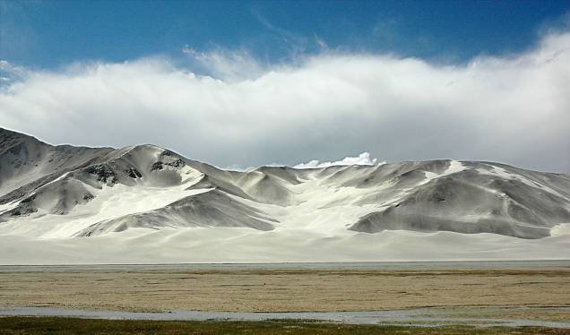 <strong>5. Rodovia do Karakoram, China-Paquistão </strong>A cordilheira do Karakoram possui alguns dos mais altos e belos picos do planeta: K2, Gasherbrum I e II e Broad Peak, todos com mais de 8 mil metros altitude. Localizada entre Xinjiang, na China, e o Paquistão, a estrada é considerada a rodovia pavimentada mais alta do mundo, chegando a mais de 4,6 mil metros de altitude. <strong>5. Rodovia do Karakoram, China-Paquistão </strong>A cordilheira do Karakoram possui alguns dos mais altos e belos picos do planeta: K2, Gasherbrum I e II e Broad Peak, todos com mais de 8 mil metros altitude. Localizada entre Xinjiang, na China, e o Paquistão, a estrada é considerada a rodovia pavimentada mais alta do mundo, chegando a mais de 4,6 mil metros de altitude.