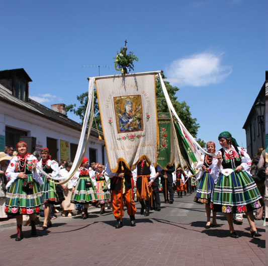 <strong>Polônia </strong>No dia de Corpus Christi, em 7 de junho, mulheres e crianças com vestidos listrados desfilam pelas ruas charmosas de Lowicz, na <a href="https://viajeaqui.abril.com.br/paises/polonia" rel="Polônia" target="_blank">Polônia</a>. A celebração é uma das mais importantes do calendário local. Além do fervor católico, a região é conhecida pelos ricos palácios, pela cerveja barata, além dos vestígios da Segunda Guerra Mundial