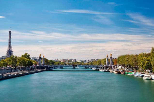 A Ponte Alexandre III, a mais bela ponte de Paris, une a Esplanade des Invalides e os palácios Grand e Petit Palais A Ponte Alexandre III, a mais bela ponte de Paris, une a Esplanade des Invalides e os palácios Grand e Petit Palais