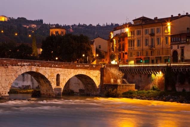 <strong><a href="https://viajeaqui.abril.com.br/cidades/italia-verona" rel="Verona" target="_blank">Verona</a>, Itália</strong> William Shakespeare nunca esteve em <a href="https://viajeaqui.abril.com.br/cidades/italia-verona" target="_blank">Verona</a>, mas acertou em cheio quando a elegeu como cenário para o drama de <em>Romeu e Julieta</em>. A história é ficção, portanto a famigerada <a href="https://viajeaqui.abril.com.br/estabelecimentos/italia-verona-atracao-casa-di-giulietta" rel="sacada da jovem Capuleto" target="_blank">sacada da jovem Capuleto</a> é uma esperta invenção turística. Todavia, lá e cá estarão pátios, praças e pontes que sugerem paixões desesperadas. Listada como patrimônio da humanidade pela Unesco, a cidade possui um belo centro histórico, englobando a Piazza del Signori e o nada romântico <a href="https://viajeaqui.abril.com.br/estabelecimentos/italia-verona-atracao-arena-di-verona" target="_blank">anfiteatro romano</a> <strong><a href="https://viajeaqui.abril.com.br/cidades/italia-verona" rel="Verona" target="_blank">Verona</a>, Itália</strong> William Shakespeare nunca esteve em <a href="https://viajeaqui.abril.com.br/cidades/italia-verona" target="_blank">Verona</a>, mas acertou em cheio quando a elegeu como cenário para o drama de <em>Romeu e Julieta</em>. A história é ficção, portanto a famigerada <a href="https://viajeaqui.abril.com.br/estabelecimentos/italia-verona-atracao-casa-di-giulietta" rel="sacada da jovem Capuleto" target="_blank">sacada da jovem Capuleto</a> é uma esperta invenção turística. Todavia, lá e cá estarão pátios, praças e pontes que sugerem paixões desesperadas. Listada como patrimônio da humanidade pela Unesco, a cidade possui um belo centro histórico, englobando a Piazza del Signori e o nada romântico <a href="https://viajeaqui.abril.com.br/estabelecimentos/italia-verona-atracao-arena-di-verona" target="_blank">anfiteatro romano</a>