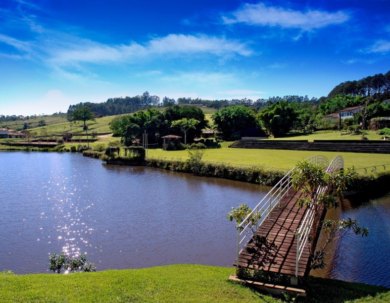 Ponte na área externa da Fazenda Dona Carolina, em Itatiba, São Paulo