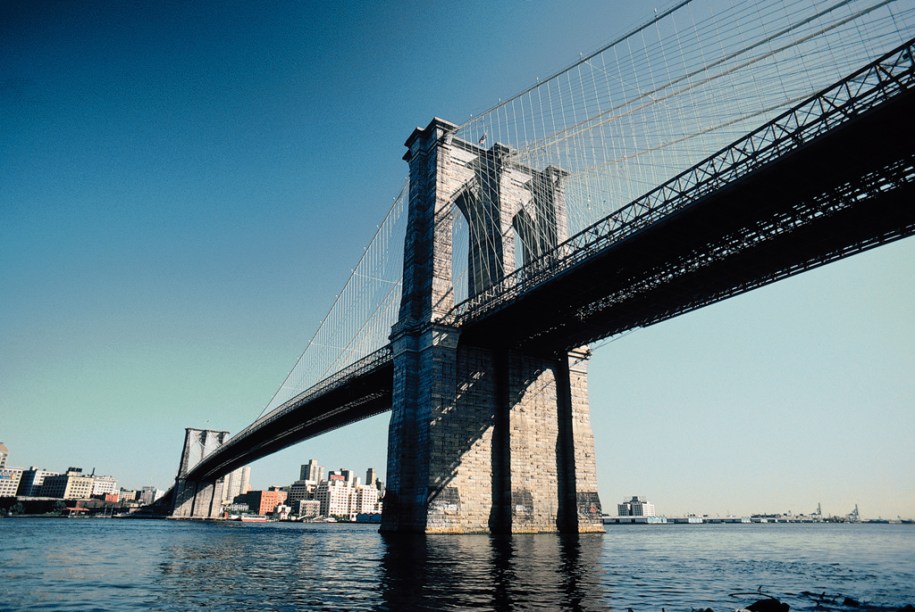 A era das grandes pontes de Nova York começou com a inauguração, em 1883, da ligação do Brooklyn a Manhattan. Foi a primeira ponte de aço suspensa do mundo