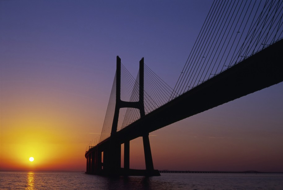Ponte Vasco da Gama, em Lisboa: Inaugurada em 1998, é a maior da Europa, com 17 quilômetros de comprimento. Com 150 metros de altura, está entre as construções mais altas de Portugal