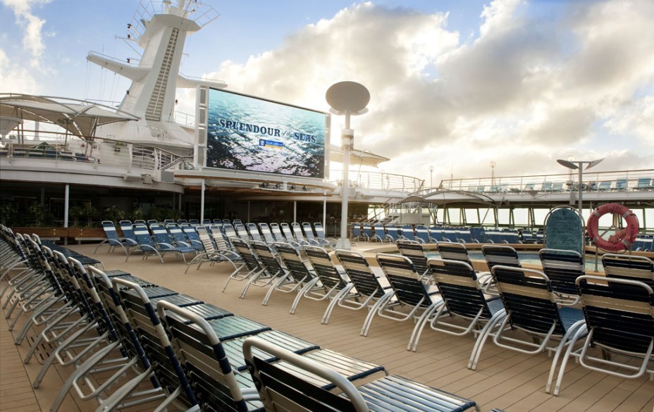 Deck da piscina do navio de cruzeiros Splendour of the Seas, da companhia Royal Caribbean International.