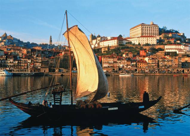 Barco turístico de transporte de vinho no Rio Douro Barco turístico de transporte de vinho no Rio Douro