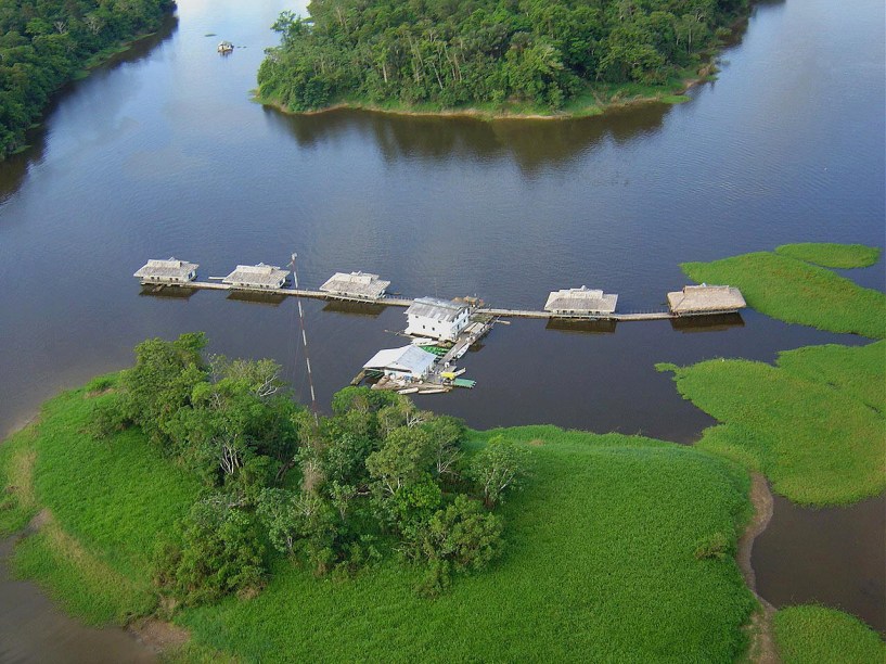 Vista aérea da <a href="https://viajeaqui.abril.com.br/estabelecimentos/br-am-manaus-hospedagem-pousada-uacari/" rel="Pousada Flutuante Uacari" target="_blank">pousada flutuante Uacari</a>, no <a href="https://viajeaqui.abril.com.br/estados/br-amazonas" rel="Amazonas" target="_blank">Amazonas</a>