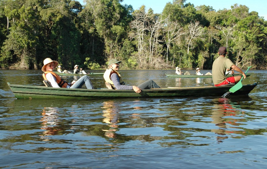 A <a href="https://viajeaqui.abril.com.br/estabelecimentos/br-am-manaus-hospedagem-pousada-uacari/" rel="pousada Uacari" target="_blank">pousada Uacari</a> oferece passeios de barcos pelos rios da região - e como é focada na observação de animais, atrai pesquisadores