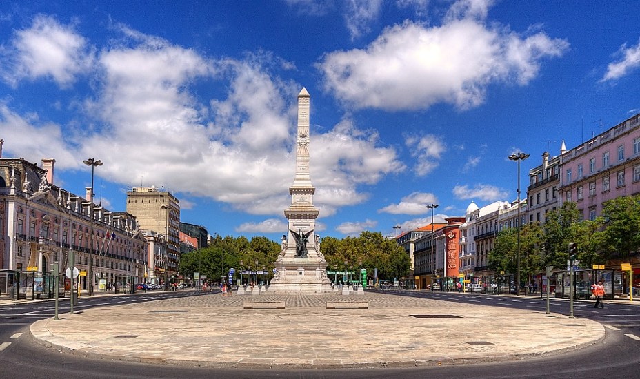 <strong>Avenida da Liberdade, <a href="https://viajeaqui.abril.com.br/cidades/portugal-lisboa" rel="Lisboa" target="_blank">Lisboa</a></strong>        Apesar do nome, essa avenida é um lugar mais seletivo. Aqui ficam as lojas mais caras e abastadas da capital portuguesa - não à toa foi inspirada na <a href="https://viajeaqui.abril.com.br/estabelecimentos/franca-paris-atracao-champs-elysees" rel="Champs-Élysées" target="_blank">Champs-Élysées</a>, em <a href="https://viajeaqui.abril.com.br/cidades/franca-paris" rel="Paris" target="_blank">Paris</a> -, dividindo espaço com mansões, hotéis de luxo e monumentos históricos