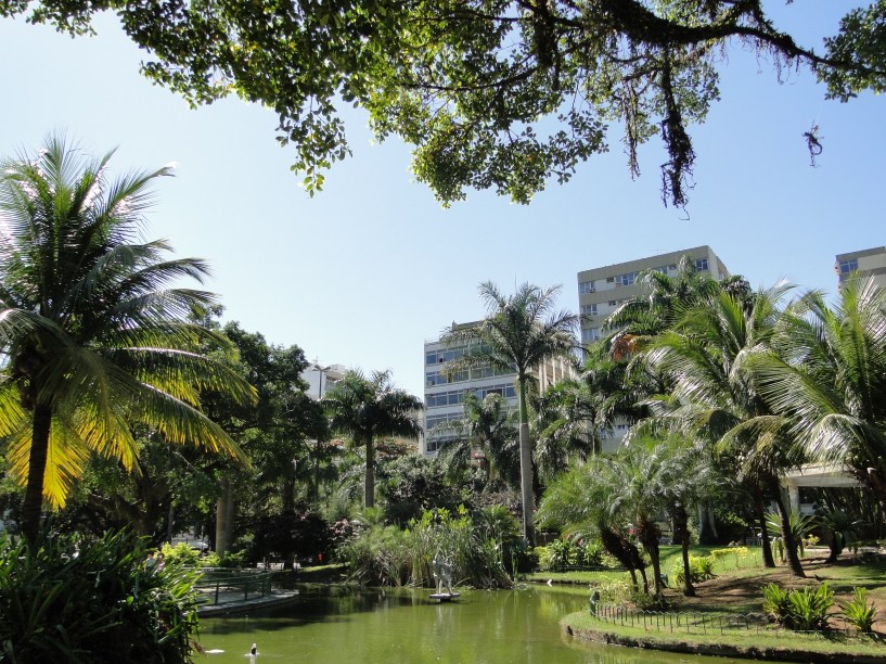 <strong>5. PRAÇA NOSSA SENHORA DA PAZ</strong> (350 metros)            Espaço arborizado com laguinho e área de lazer, ideal para descansar.            <em>Endereço: Rua Visconde de Pirajá, 339, Ipanema</em>