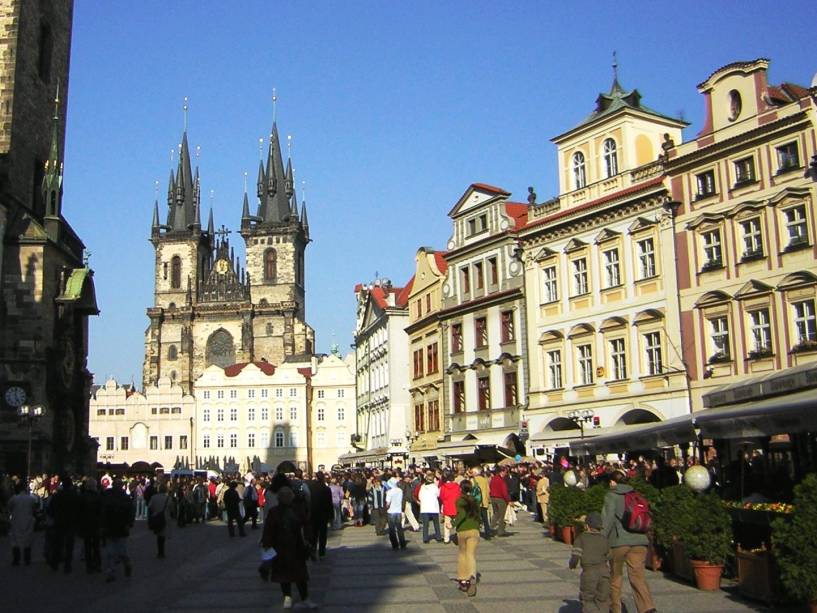 <strong>Praça da Cidade Velha (Staroměstské náměstí) – <a href="https://gutenberg.viagemeturismo.abril.com.br/cidades/praga-8/" target="_blank" rel="noopener">Praga</a> – <a href="https://gutenberg.viagemeturismo.abril.com.br/paises/republica-tcheca/" target="_blank" rel="noopener">República Tcheca</a></strong> Dominando o centro velho, a Staromestké Nám, como é conhecida pelos locais, é a mais famosa praça de Praga, dominada pelas torres góticas da igreja de Nossa Senhora de Týn e pela barroca Igreja de São Nicolas. É um grande espaço recheado por artistas de rua, lojas de suvenir, restaurantes e turistas de todas as idades, que se concentram de hora em hora para fotografar o Relógio Astronômico da Antiga Prefeitura e sua procissão de bonecos que anunciam a chegada de uma nova hora. O relógio fica na mesma torre onde foram gravadas cenas antológicas do filme “Um Dia, Um Gato”, clássico checo de 1963. Sugerimos ver a vida passar em um dos muitos bares da praça. As bebidas são mais caras aqui, mas é o preço para ter uma vista tão agradável <em><a href="https://www.booking.com/searchresults.pt-br.html?aid=332455&sid=d98f25c4d6d5f89238aebe98e11a09ba&sb=1&src=searchresults&src_elem=sb&error_url=https%3A%2F%2Fwww.booking.com%2Fsearchresults.pt-br.html%3Faid%3D332455%3Bsid%3Dd98f25c4d6d5f89238aebe98e11a09ba%3Btmpl%3Dsearchresults%3Bac_click_type%3Db%3Bac_position%3D0%3Bcity%3D-631243%3Bclass_interval%3D1%3Bdest_id%3D-1658079%3Bdest_type%3Dcity%3Bdtdisc%3D0%3Bfrom_sf%3D1%3Bgroup_adults%3D2%3Bgroup_children%3D0%3Biata%3DMEX%3Binac%3D0%3Bindex_postcard%3D0%3Blabel_click%3Dundef%3Bno_rooms%3D1%3Boffset%3D0%3Bpostcard%3D0%3Braw_dest_type%3Dcity%3Broom1%3DA%252CA%3Bsb_price_type%3Dtotal%3Bsearch_selected%3D1%3Bshw_aparth%3D1%3Bslp_r_match%3D0%3Bsrc%3Dsearchresults%3Bsrc_elem%3Dsb%3Bsrpvid%3D773e7c0923780163%3Bss%3DCidade%2520do%2520M%25C3%25A9xico%252C%2520Regi%25C3%25A3o%2520da%2520Cidade%2520do%2520M%25C3%25A9xico%252C%2520M%25C3%25A9xico%3Bss_all%3D0%3Bss_raw%3Dcidade%2520do%2520m%25C3%25A9xico%3Bssb%3Dempty%3Bsshis%3D0%3Bssne%3DBras%25C3%25ADlia%3Bssne_untouched%3DBras%25C3%25ADlia%26%3B&ss=Praga%2C+Rep%C3%BAblica+Tcheca&is_ski_area=&ssne=Cidade+do+M%C3%A9xico&ssne_untouched=Cidade+do+M%C3%A9xico&city=-1658079&checkin_year=&checkin_month=&checkout_year=&checkout_month=&group_adults=2&group_children=0&no_rooms=1&from_sf=1&ss_raw=praga&ac_position=0&ac_langcode=xb&ac_click_type=b&dest_id=-553173&dest_type=city&iata=PRG&place_id_lat=50.08773&place_id_lon=14.421133&search_pageview_id=773e7c0923780163&search_selected=true&search_pageview_id=773e7c0923780163&ac_suggestion_list_length=5&ac_suggestion_theme_list_length=0" target="_blank" rel="noopener">Busque hospedagem em Praga</a> </em>