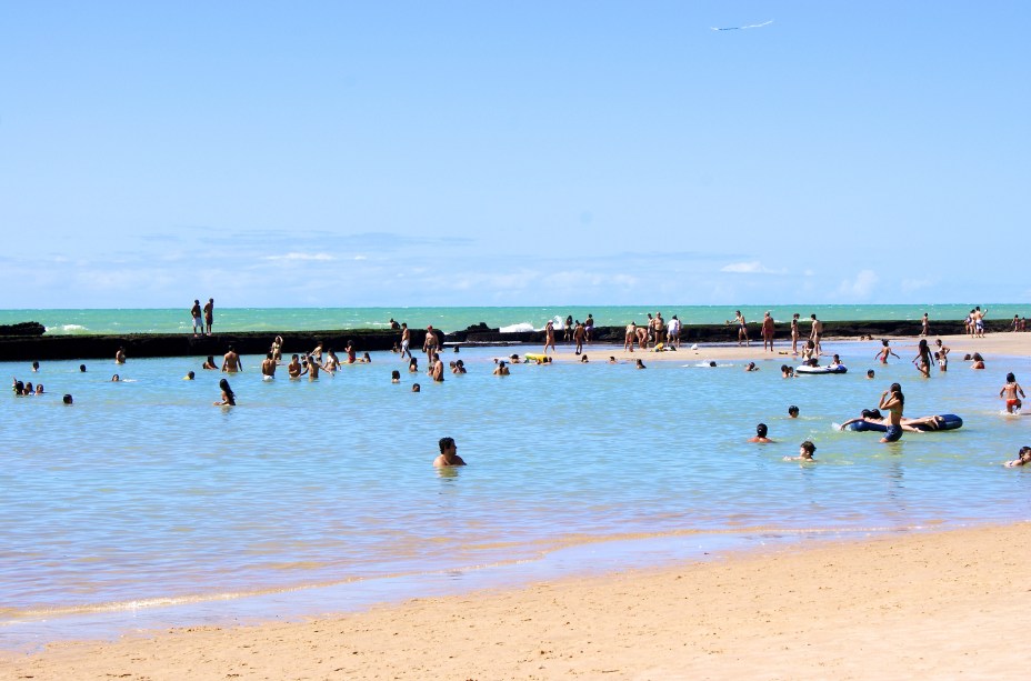 Na hora de cair no mar da <a href="https://viajeaqui.abril.com.br/estabelecimentos/br-pe-recife-atracao-praia-boa-viagem/" rel="praia Boa Viagem" target="_blank">praia de Boa Viagem</a>, prefira a maré baixa, e não passe a barreira de recifes (há risco de ataque de tubarões)