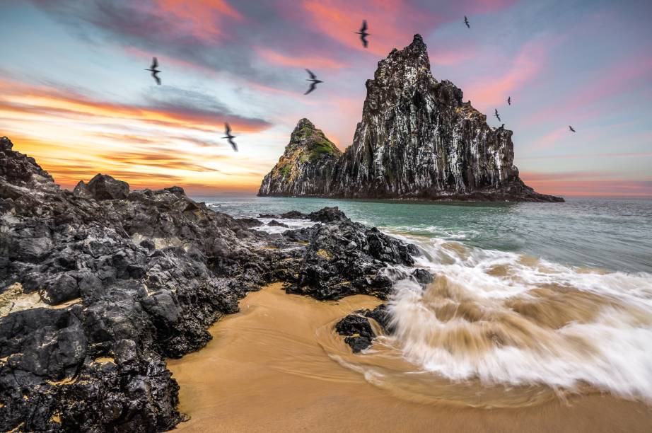 <strong><a href="https://viajeaqui.abril.com.br/cidades/br-pe-fernando-de-noronha" rel="FERNANDO DE NORONHA" target="_blank">FERNANDO DE NORONHA</a>, <a href="https://viajeaqui.abril.com.br/estados/br-pernambuco" rel="PERNAMBUCO" target="_blank">PERNAMBUCO</a></strong>Isolado no Atlântico e dono das praias mais bonitas do <a href="https://viajeaqui.abril.com.br/paises/brasil" rel="Brasil" target="_blank">Brasil</a>, o arquipélago de Fernando de Noronha dispensa apresentações, mas, nem todo mundo sabe, fca ainda mais exclusivo no Réveillon. A frequência global e as tarifas estratoféricas colaboram para isso, como nestas sete noites em bangalô da <a href="https://pousadateju.com.br/" rel="Ecopousada Teju- Açu" target="_blank">Ecopousada Teju-Açu</a>, hospedagem uspcale no meio da mata e próxima da <a href="https://viajeaqui.abril.com.br/estabelecimentos/br-pe-fernando-de-noronha-atracao-praia-da-conceicao" rel="Praia da Conceição" target="_blank">Praia da Conceição</a>. Inclui brunch no dia 1º, mas não programa ceia no dia 31.<strong>Quando:</strong> em 27 de dezembro<strong>Quem leva:</strong> <a href="https://teresaperez.com.br/" rel="Teresa Perez" target="_blank">Teresa Perez</a><strong>Quanto:</strong> R$ 17500 (sem aéreo)