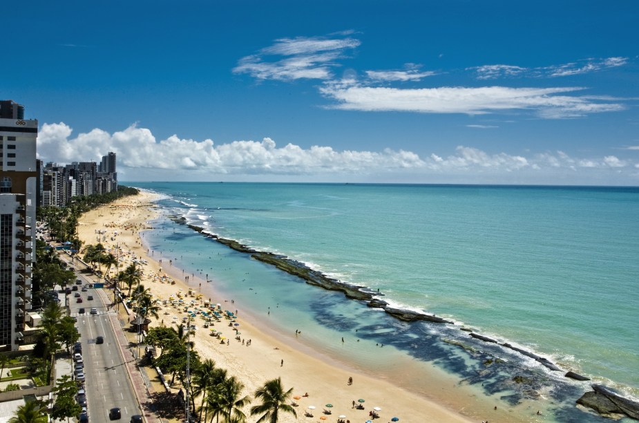 <strong>5º lugar - Boa Viagem, em Recife</strong><br /><br />Principal praia de Recife, a <a href="https://viajeaqui.abril.com.br/estabelecimentos/br-pe-recife-atracao-praia-boa-viagem" rel="Praia de Boa Viagem">Praia de Boa Viagem</a> tem calçadão movimentado, com ciclovia e quiosques. O Segundo Jardim, do outro lado da avenida, é o reduto de bares