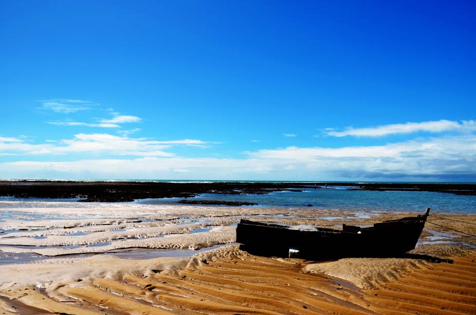 <strong><a href="https://viajeaqui.abril.com.br/cidades/br-ba-trancoso" rel="TRANCOSO" target="_blank">TRANCOSO</a>, <a href="https://viajeaqui.abril.com.br/estados/br-bahia" rel="BAHIA" target="_blank">BAHIA</a></strong>                    Convidados de boa cepa espoucam seus champanhes de grife em Trancoso, que vive o auge do glamour justamente na virada do ano. Este tour tem três noites na bacanuda <a href="https://www.etniabrasil.com.br/slide.html" rel="Etnia" target="_blank">Etnia</a>, pousada upscale com apenas sete bangalôs e duas villas, cada um decorado de forma diferente, seguindo o estilo hippie-chic do distrito. Inclui ceia e show de Réveillon.                    <strong>Quando:</strong> em 29 ou 30 de dezembro                    <strong>Quem leva:</strong> <a href="https://stellabarros.com.br/" rel="Stella Barros" target="_blank">Stella Barros</a>                    <strong>Quanto:</strong> R$ 8130 