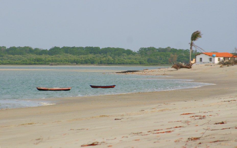 <strong>6. <a href="https://viajeaqui.abril.com.br/estabelecimentos/br-pi-luis-correia-atracao-praia-macapa" rel="Praia Macapá" target="_blank">Praia Macapá</a>, <a href="https://viajeaqui.abril.com.br/cidades/br-pi-luis-correia" rel="Luís Correia" target="_blank">Luís Correia</a></strong>Seu areal de 200 metros e suas águas cristalinas formam um ambiente paradisíaco e desejável para aqueles que procuram boas ondas para a prática de esportes náuticos. Apesar disso, a praia não é muito conhecida, o que a torna um verdadeiro refúgio. De um lado mar e, na outra margem rio Camurupim, a Praia de Macapá assemelha-se a uma lagoa entre dunas de areia. Embora vazia, oferece uma das melhores culinárias da região<a href="https://www.booking.com/city/br/luiz-correia.pt-br.html?aid=332455&label=viagemabril-praiaspiaui" rel="Booking.com: veja os preços de hotéis para você se hospedar em Luís Correia, no Piauí" target="_blank"><em>Booking.com: veja os preços de hotéis para você se hospedar em Luís Correia, no Piauí</em></a>