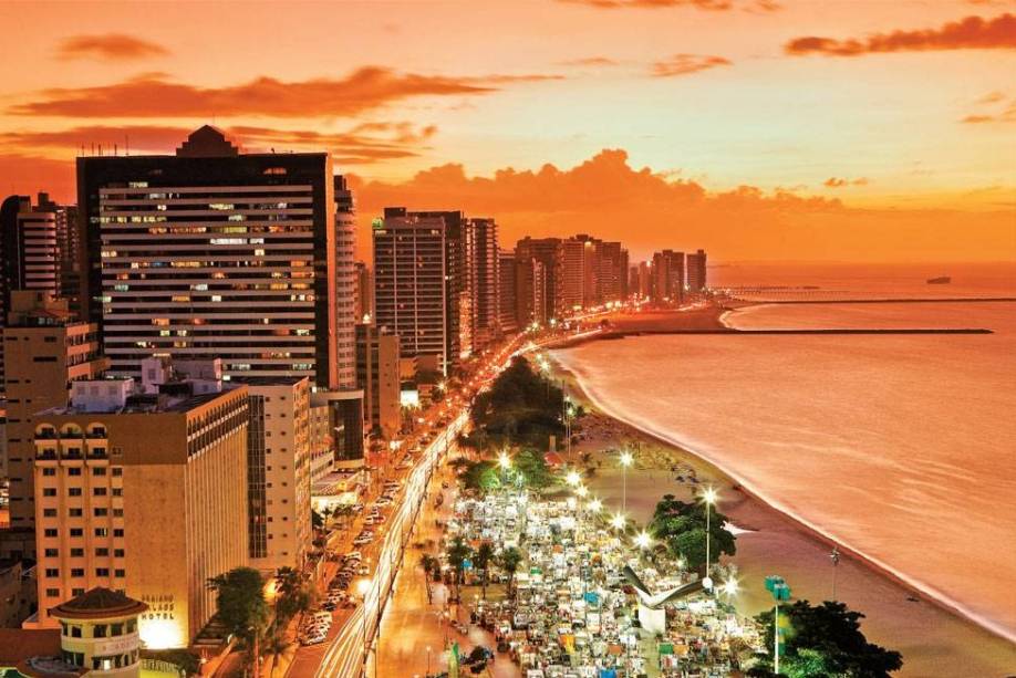 <strong>3. <a href="/cidades/br-ce-fortaleza" rel="Fortaleza" target="_blank">Fortaleza</a> (4 dias)</strong>    Sempre quente e sempre lotada de turistas, a capital cearense conta com megabarracas cheias de mimos na <a href="https://viajeaqui.abril.com.br/estabelecimentos/br-ce-fortaleza-atracao-praia-do-futuro" rel="Praia do Futuro">Praia do Futuro</a>, bons programas culturais e um suculento cardápio de bons restaurantes de frutos do mar.