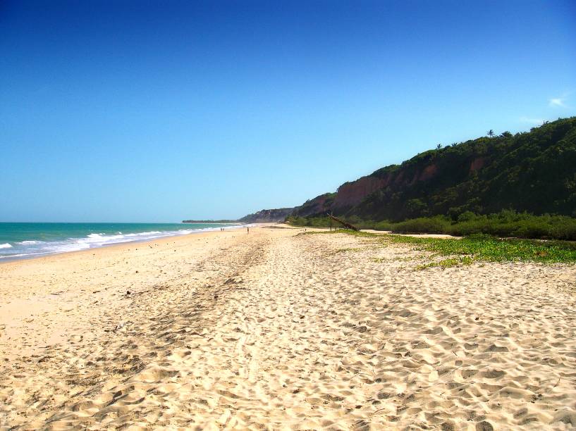Apenas duas barracas atendem na areia. Acesso de carro pela Estrada Velha de Trancoso (25 minutos) ou a pé, a partir da Praia Pitinga (50 minutos)