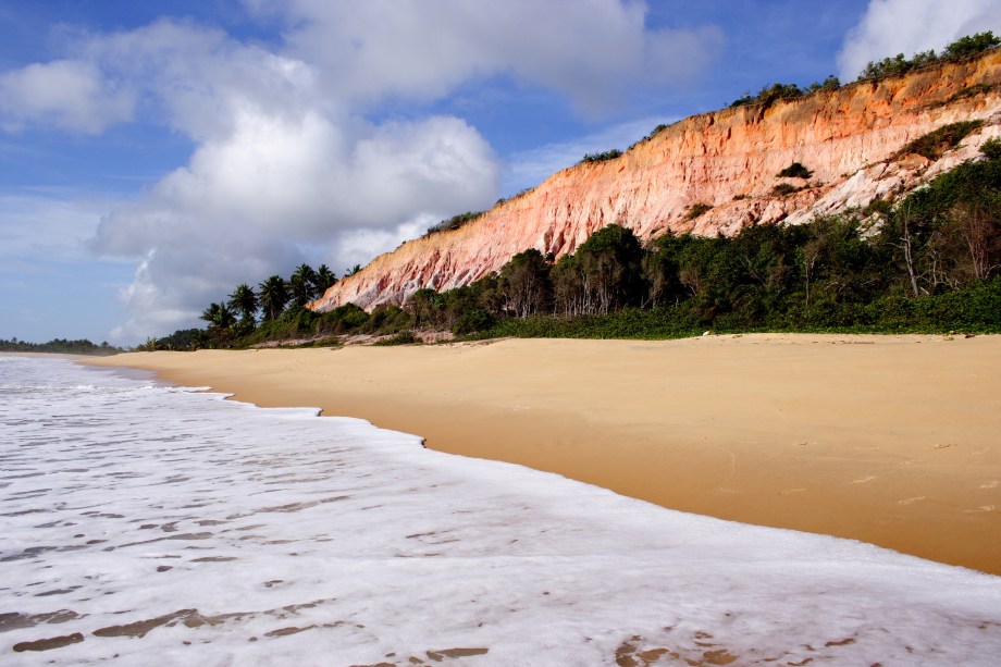 <strong>12. <a href="https://viajeaqui.abril.com.br/estabelecimentos/br-ba-trancoso-atracao-praia-do-rio-da-barra" target="_blank" rel="noopener">Praia do Rio da Barra</a> – <a href="https://viajeaqui.abril.com.br/cidades/br-ba-trancoso" target="_blank" rel="noopener">Trancoso (BA)</a></strong>A partir da praia dos Nativos, siga caminhando em direção a Arraial da Ajuda. Após 40 minutos, você chegará na Praia do Rio da Barra, ótimo lugar para curtir o sossego. Escolha uma barraca e admire o belo cenário: de um lado, você terá a foz de um rio, de outro as falésias. <a href="https://www.booking.com/searchresults.pt-br.html?aid=332455&lang=pt-br&sid=eedbe6de09e709d664615ac6f1b39a5d&sb=1&src=searchresults&src_elem=sb&error_url=https%3A%2F%2Fwww.booking.com%2Fsearchresults.pt-br.html%3Faid%3D332455%3Bsid%3Deedbe6de09e709d664615ac6f1b39a5d%3Bclass_interval%3D1%3Bdest_id%3D900050228%3Bdest_type%3Dcity%3Bdtdisc%3D0%3Bfrom_sf%3D1%3Bgroup_adults%3D2%3Bgroup_children%3D0%3Binac%3D0%3Bindex_postcard%3D0%3Blabel_click%3Dundef%3Bno_rooms%3D1%3Boffset%3D0%3Bpostcard%3D0%3Braw_dest_type%3Dcity%3Broom1%3DA%252CA%3Bsb_price_type%3Dtotal%3Bsearch_selected%3D1%3Bsrc%3Dindex%3Bsrc_elem%3Dsb%3Bss%3DPraia%2520do%2520Espelho%252C%2520%25E2%2580%258BBahia%252C%2520%25E2%2580%258BBrasil%3Bss_all%3D0%3Bss_raw%3DPraia%2520do%2520Espelho%3Bssb%3Dempty%3Bsshis%3D0%26%3B&ss=Praia+Rio+da+Barra%2C+%E2%80%8BTrancoso%2C+%E2%80%8BBahia%2C+%E2%80%8BBrasil&ssne=Praia+do+Espelho&ssne_untouched=Praia+do+Espelho&city=900050228&checkin_monthday=&checkin_month=&checkin_year=&checkout_monthday=&checkout_month=&checkout_year=&no_rooms=1&group_adults=2&group_children=0&from_sf=1&ss_raw=Praia+do+Rio+da+Barra&ac_position=0&ac_langcode=xb&dest_id=248507&dest_type=landmark&search_pageview_id=42cc81b478d60120&search_selected=true&search_pageview_id=42cc81b478d60120&ac_suggestion_list_length=5&ac_suggestion_theme_list_length=0" target="_blank" rel="noopener"><em>Busque hospedagens na Praia do Rio da Barra no Booking.com</em></a>