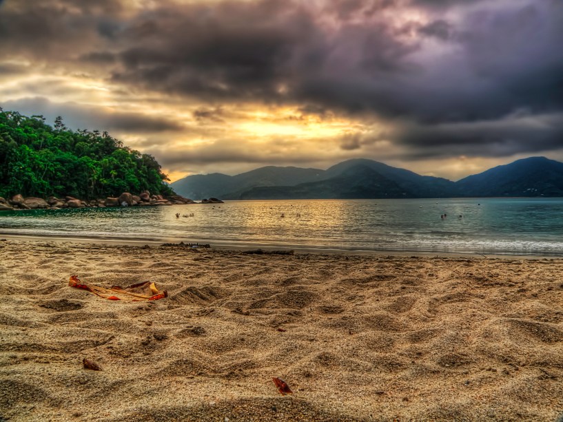 Tranquila e de fácil acesso a partir da <a href="https://viajeaqui.abril.com.br/estabelecimentos/br-sp-ubatuba-atracao-praia-do-lazaro" rel="praia do Lázaro" target="_blank">praia do Lázaro</a>, a <a href="https://viajeaqui.abril.com.br/estabelecimentos/br-sp-ubatuba-atracao-praia-domingas-dias" rel="Praia Domingas Dias" target="_blank">praia Domingas Dias</a> em <a href="https://viajeaqui.abril.com.br/cidades/br-sp-ubatuba" rel="Ubatuba" target="_blank">Ubatuba</a>, é frequentada por casais e famílias com crianças