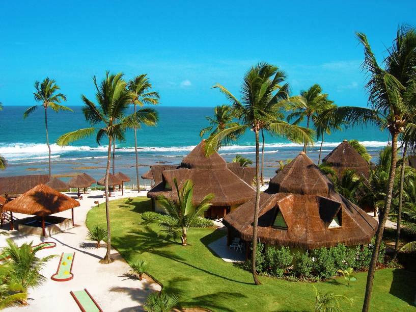 <strong>Summerville Beach Resort (Porto de Galinhas, PE)</strong>Para que as crianças aproveitem melhor as brincadeiras de Páscoa promovidas pelo <a href="https://viajeaqui.abril.com.br/estabelecimentos/br-pe-porto-de-galinhas-hospedagem-summerville-beach-resort" rel="Summerville Beach Resort">Summerville Beach Resort</a>, de <a href="https://viajeaqui.abril.com.br/cidades/br-pe-porto-de-galinhas" rel="Porto de Galinhas">Porto de Galinhas</a>, os instrutores dividirão os hóspedes mirins em grupos, de acordo com a faixa etária. A programação conta com oficina de ovos de chocolate, atividades na mini-horta e no pomar e programações educativas com a fauna local.O pacote, com hospedagem em apartamento standard duplo e pensão completa, sai por de R$ 3.920 no período de 17 a 22 de abril. Duas crianças de até 12 anos não pagam, desde que acomodadas no mesmo apartamento dos pais.