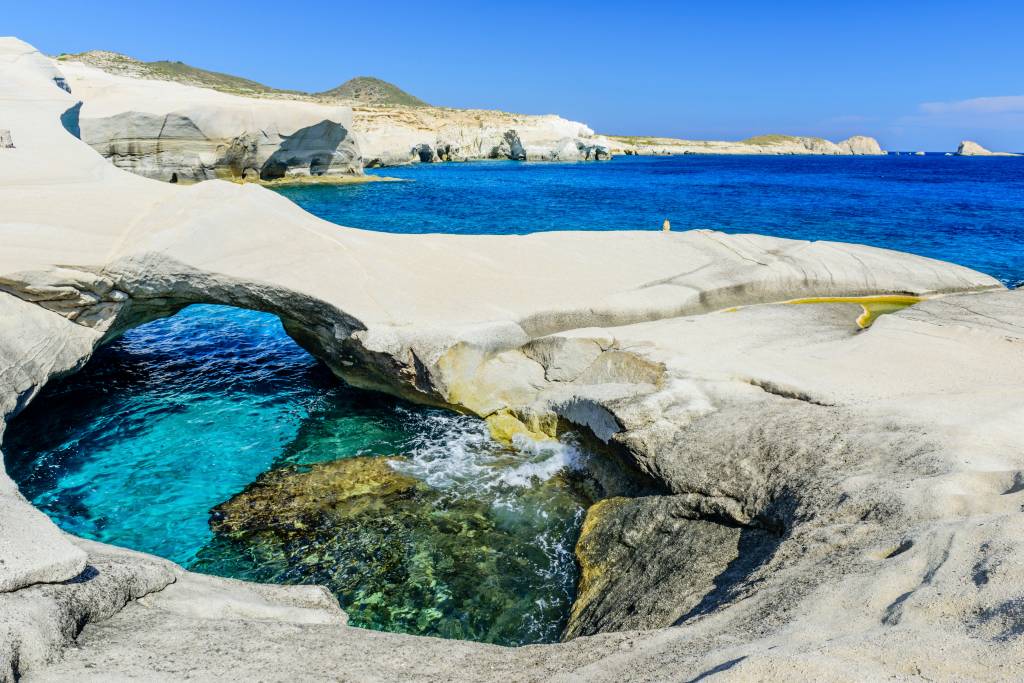 Praia Sarakiniko na ilha de Milos, Grécia Praia Sarakiniko na ilha de Milos, Grécia