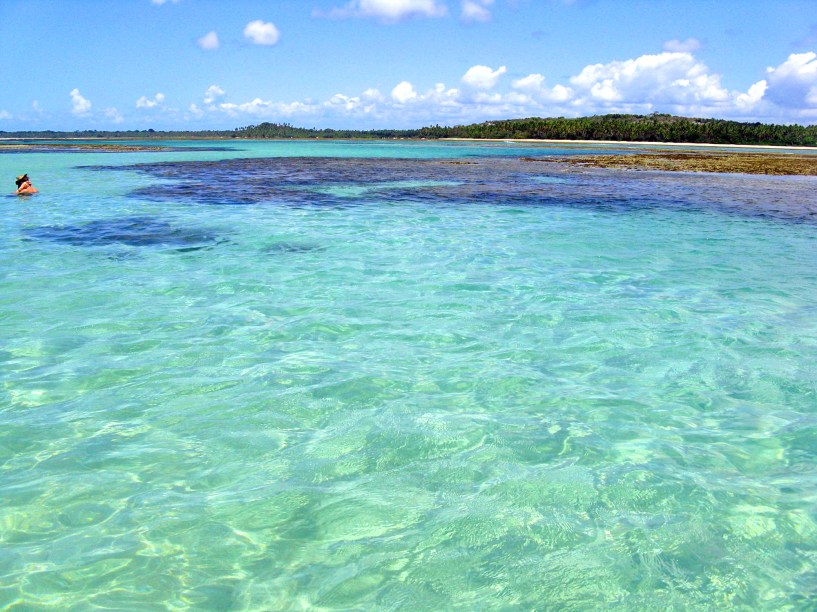 <strong>Praia Moreré, Ilha de Boipeba</strong> Não se engane com seu tamanho compacto e sua pouca infra-estrutura: o trecho de Moreré é um dos mais lindos de todo o país, com uma maré que transforma o cenário a cada subida. Poucas pessoas moram por aqui, o que aumenta a vontade do turista de se mudar para esse lugar, que exala tranquilidade. <a href="https://www.booking.com/searchresults.pt-br.html?aid=332455&sid=605c56653290b80351df808102ac423d&sb=1&src=searchresults&src_elem=sb&error_url=https%3A%2F%2Fwww.booking.com%2Fsearchresults.pt-br.html%3Faid%3D332455%3Bsid%3D605c56653290b80351df808102ac423d%3Bclass_interval%3D1%3Bdest_id%3D900050228%3Bdest_type%3Dcity%3Bdtdisc%3D0%3Bfrom_sf%3D1%3Bgroup_adults%3D2%3Bgroup_children%3D0%3Binac%3D0%3Bindex_postcard%3D0%3Blabel_click%3Dundef%3Bno_rooms%3D1%3Boffset%3D0%3Bpostcard%3D0%3Braw_dest_type%3Dcity%3Broom1%3DA%252CA%3Bsb_price_type%3Dtotal%3Bsearch_selected%3D1%3Bsrc%3Dindex%3Bsrc_elem%3Dsb%3Bss%3DPraia%2520do%2520Espelho%252C%2520Bahia%252C%2520Brasil%3Bss_all%3D0%3Bss_raw%3DPraia%2520do%2520Espelho%3Bssb%3Dempty%3Bsshis%3D0%26%3B&ss=Ilha+de+Boipeba%2C+Bahia%2C+Brasil&ssne=Praia+do+Espelho&ssne_untouched=Praia+do+Espelho&city=900050228&checkin_monthday=&checkin_month=&checkin_year=&checkout_monthday=&checkout_month=&checkout_year=&group_adults=2&group_children=0&no_rooms=1&from_sf=1&ss_raw=Ilha+de+Boipeba&ac_position=0&ac_langcode=xb&dest_id=-678564&dest_type=city&place_id_lat=-13.6167&place_id_lon=-38.9333&search_pageview_id=32f5912e29a800a2&search_selected=true&search_pageview_id=32f5912e29a800a2&ac_suggestion_list_length=5&ac_suggestion_theme_list_length=0" target="_blank" rel="noopener"><em>Busque hospedagens na Ilha de Boipeba </em></a>