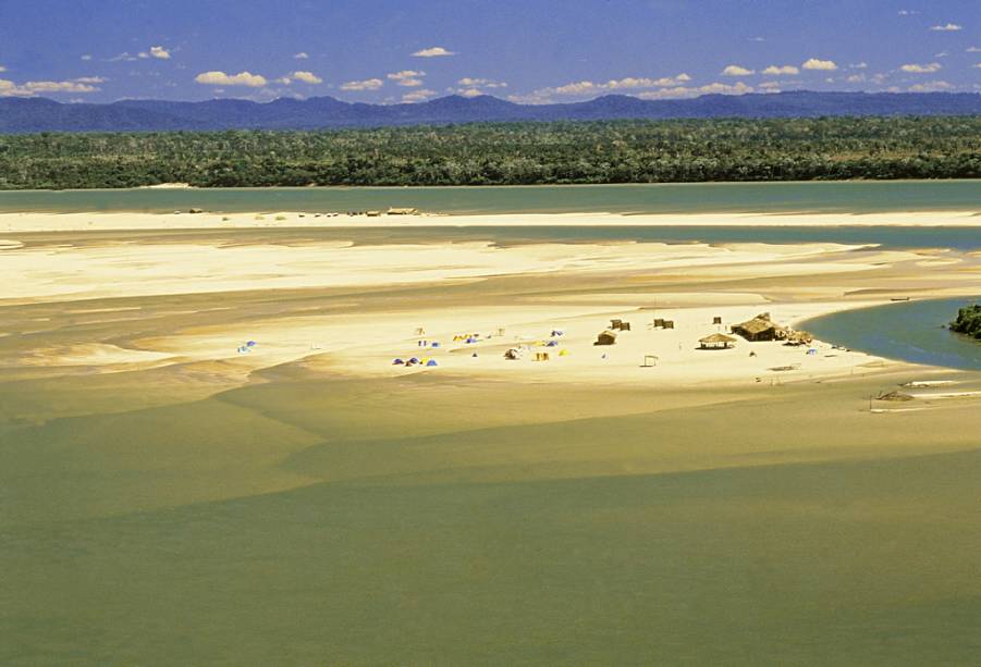 <strong>Praias fluviais do <a href="https://viajeaqui.abril.com.br/cidades/br-to-rio-araguaia" rel="Rio Araguaia" target="_blank">Rio Araguaia</a></strong> (TO)    A população local e os turistas curtem as praias fluviais do Rio Araguaia em julho. Além de se divertir de jet ski e banana boat, dá para fazer passeios de barcos e admirar a rica fauna local: botos, tartarugas e uma variedade de pássaros podem ser avistados. Há hotéis (poucos e simples) nas cidades de <a href="https://viajeaqui.abril.com.br/cidades/br-go-aruana" rel="Aruanã">Aruanã (GO)</a> e Conceição do Araguaia.