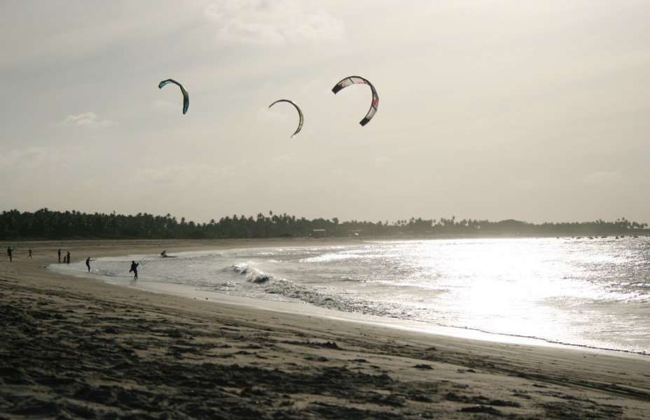 <strong><a href="https://viajeaqui.abril.com.br/estabelecimentos/br-rn-sao-miguel-do-gostoso-atracao-praia-ponta-do-santo-cristo" target="_self">Praia Ponta do Santo Cristo</a>, <a href="https://viajeaqui.abril.com.br/cidades/br-rn-sao-miguel-do-gostoso" target="_self">São Miguel do Gostoso</a></strong> A praia mais badalada da cidade é também considerada por muitos como uma das melhores do Brasil para a prática de esportes como kitesurfe e windsurfe. Ou seja: prepare-se para encontrar muito vento e turistas aventureiros. O mar tem temperatura agradável para banho <em><a href="https://www.booking.com/city/br/gostoso.pt-br.html?aid=332455&label=viagemabril-praias-do-rio-grande-do-norte" target="_blank" rel="noopener">Veja preços de hotéis em São Miguel do Gostoso no Booking.com</a></em>