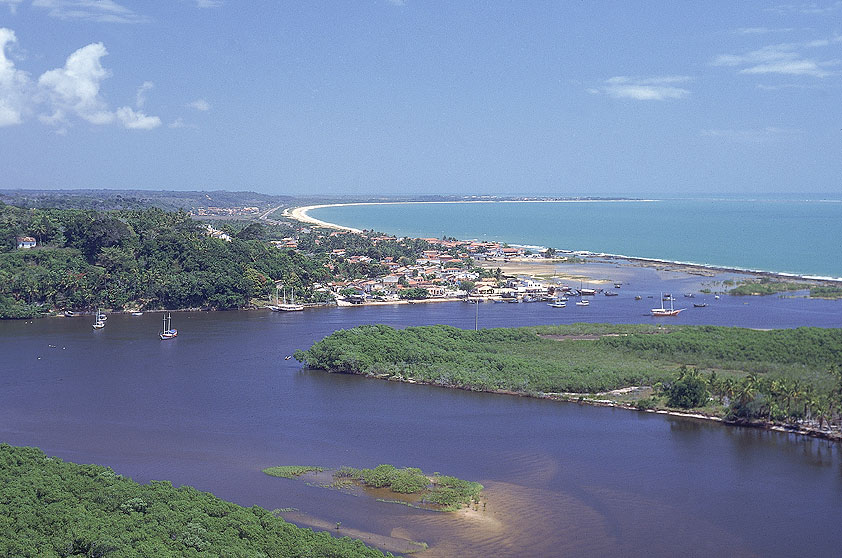 <strong>2. <a href="/cidades/br-ba-santa-cruz-cabralia" target="_blank">Santa Cruz Cabrália</a> (1 dia)</strong> Altar da primeira missa celebrada pelos pioneiros portugueses que aportaram no país em 1500, a <a href="https://gutenberg.viagemeturismo.abril.com.br/atracao/praia-de-coroa-vermelha/" target="_blank">Praia de Coroa Vermelha </a>continua repleta de índios, hoje pataxós artesãos
