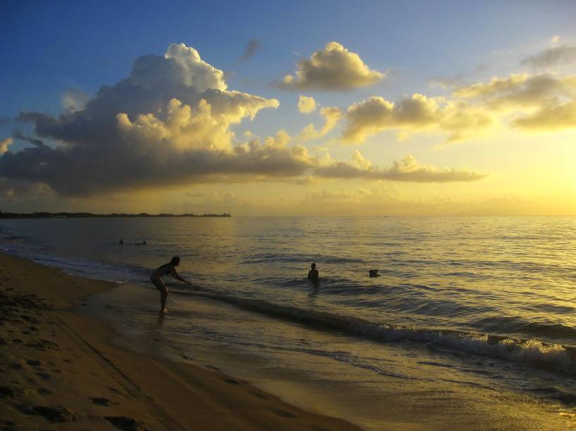 <strong>PORTO SEGURO, BAHIA</strong>    Porto Seguro costuma ser um destino muito agitado, então, se você está procurando algo mais sossegado para fazer com sua mãe, nossa dica é dar uma esticada na Praia do Mutá. Estar por lá é também uma oportunidade imperdível de mergulhar na História e fazer uma visita à Cidade Alta para conhecer os primórodios da colonização portuguesa no Brasil. Não deixe de levar sua mãe ao passe uma tarde na Reserva Pataxó da Jaqueira, centro de cultura indígena com trilhas que passam dentro da mata.    O aeroporto de Porto Seguro fica a cinco minutos de táxi (dá para pegar também um ônibus) do Centro, e recebe tanto voos nacionais quanto internacionais.