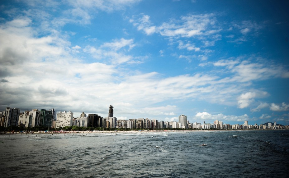 Os prédios de Santos, bem perto da orla, fazem com que a cidade se pareça com o Rio de Janeiro