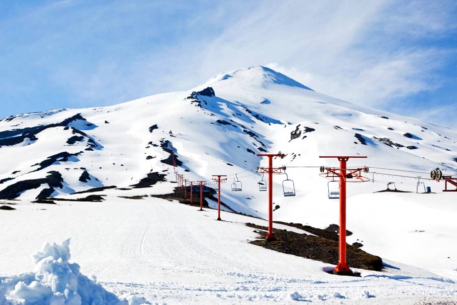 <strong><a href="https://viajeaqui.abril.com.br/cidades/chile-pucon" rel="Pucón" target="_blank">Pucón</a>, <a href="https://viajeaqui.abril.com.br/paises/chile" rel="Chile" target="_blank">Chile</a></strong>Mais conhecida pelas atrações de verão, Pucón não atrai tantos turistas nos meses frios. Apesar das erupções do Vulcão Villarrica terem moldado as pistas em forma de rampa (halfpipe), a estrutura oferecida para a prática de esportes de inverno não é tão boa. Os passeios destaques são as cavalgadas na neve e os mergulhos em piscinas naturais de águas vulcânicas