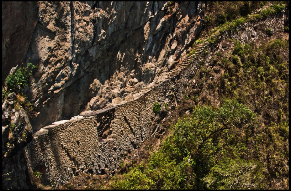 <strong>9. Ponte inca</strong>    Uma caminhada leve, de cerca de meia hora, leva a um vertiginoso ponto de acesso a Machu Picchu. É um passeio bem tranquilo, talvez o que registre o menor fluxo de turistas no local, e oferece como recompensa uma vista emocionante do desfiladeiro com o Rio Urubamba serpenteando ao fundo