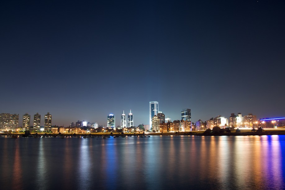 A foto vencedora, <em>Puerto del Buceo</em>, de Sebastián Díaz, traz as luzes e as cores da Rambla, em Montevidéu, refletidas nas águas calmas da foz do Rio da Prata com o Oceano Atlântico, a partir do porto da cidade