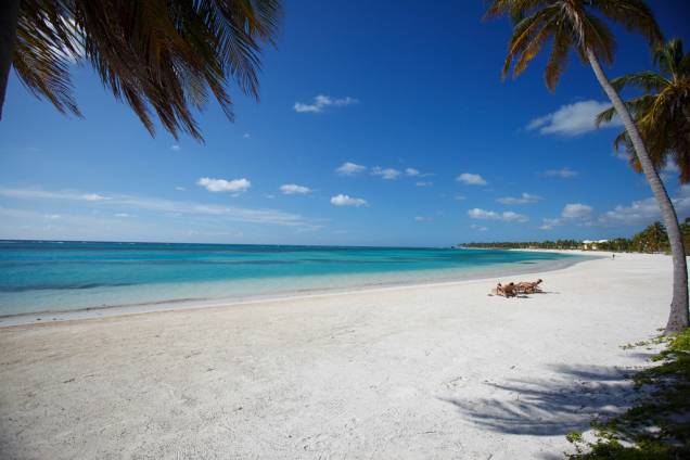 Punta Cana é tudo o que os turistas querem quando viajam para o Caribe: mar azul, areias brancas, muito sol e a sombra de palmeiras. Punta Cana é tudo o que os turistas querem quando viajam para o Caribe: mar azul, areias brancas, muito sol e a sombra de palmeiras.