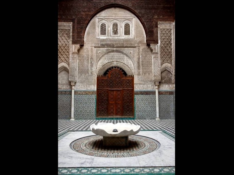 <strong>Madrasa Al-Attarin, Fez, Marrocos</strong>                                As madrasas eram espaços dedicados para o ensino e o estudo do Corão. A de Al-Attarin, em Fez, também era uma espécide oásis. Seu pátio ricamente ornamentado com grafismos e caligrafia, silencioso e fresco, era um local de contemplação e divulgação de ideias