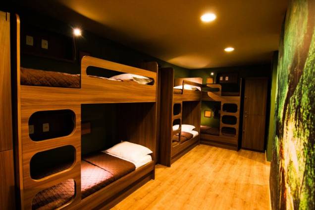 <strong>ALBERGUE DO ANO - F Design Hostel (Salvador/BA)</strong>No boêmio bairro do Rio Vermelho, o F Design Hostel destaca-se entre os albergues do país. A hospedagem, que tem o ator Luiz Fernando Guimarães como um dos sócios, conta com sala para filmes, deque com piscina, mirante, bares, quatro suítes privativas e oito quartos coletivos, todos temáticos – no quarto DJ, há MP3 player individual em cada uma das camas, com set lists assinados por DJs renomados. <strong>ALBERGUE DO ANO - F Design Hostel (Salvador/BA)</strong>No boêmio bairro do Rio Vermelho, o F Design Hostel destaca-se entre os albergues do país. A hospedagem, que tem o ator Luiz Fernando Guimarães como um dos sócios, conta com sala para filmes, deque com piscina, mirante, bares, quatro suítes privativas e oito quartos coletivos, todos temáticos – no quarto DJ, há MP3 player individual em cada uma das camas, com set lists assinados por DJs renomados.