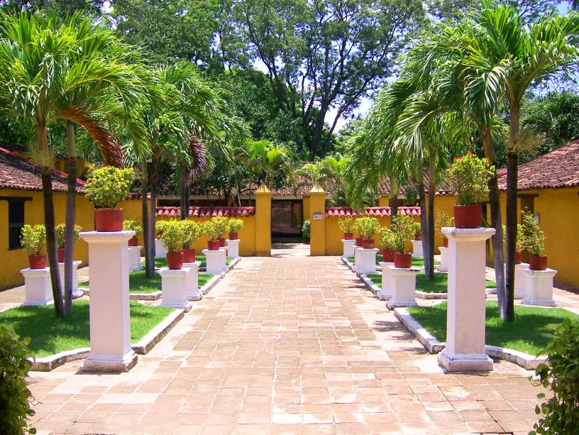 <strong>Quinta de San Pedro Alejandrino</strong>    Em contrapartida às praias de Santa Marta, a Quinta de San Pedro Alejandrino (foto) é um lugar histórico, muito espaçoso. O passeio pelo cenário bem conservado, uma antiga fazenda de cana de açúcar que serviu como refúgio para Simon Bolívar, é repleto de história e reúne arte, cultura e meio ambiente    <em><a href="https://www.booking.com/city/co/santa-marta.pt-br.html?aid=332455&label=viagemabril-cenarios-da-colombia" rel="Veja preços de hotéis em Santa Marta no Booking.com" target="_blank">Veja preços de hotéis em Santa Marta no Booking.com</a></em>