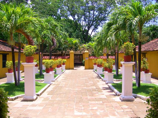 <strong>Quinta de San Pedro Alejandrino</strong> Em contrapartida às praias de Santa Marta, a Quinta de San Pedro Alejandrino (foto) é um lugar histórico, muito espaçoso. O passeio pelo cenário bem conservado, uma antiga fazenda de cana de açúcar que serviu como refúgio para Simon Bolívar, é repleto de história e reúne arte, cultura e meio ambiente <em><a href="https://www.booking.com/city/co/santa-marta.pt-br.html?aid=332455&label=viagemabril-cenarios-da-colombia" rel="Veja preços de hotéis em Santa Marta no Booking.com" target="_blank">Veja preços de hotéis em Santa Marta no Booking.com</a></em> <strong>Quinta de San Pedro Alejandrino</strong> Em contrapartida às praias de Santa Marta, a Quinta de San Pedro Alejandrino (foto) é um lugar histórico, muito espaçoso. O passeio pelo cenário bem conservado, uma antiga fazenda de cana de açúcar que serviu como refúgio para Simon Bolívar, é repleto de história e reúne arte, cultura e meio ambiente <em><a href="https://www.booking.com/city/co/santa-marta.pt-br.html?aid=332455&label=viagemabril-cenarios-da-colombia" rel="Veja preços de hotéis em Santa Marta no Booking.com" target="_blank">Veja preços de hotéis em Santa Marta no Booking.com</a></em>