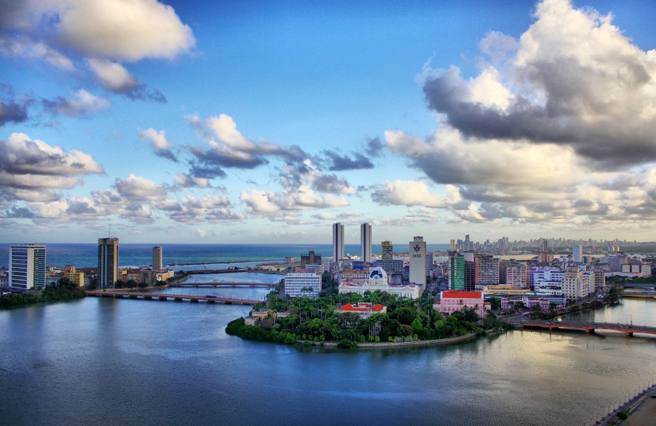 Cortada por rios, pontes e viadutos, a cidade recebeu o apelido de “Veneza brasileira”