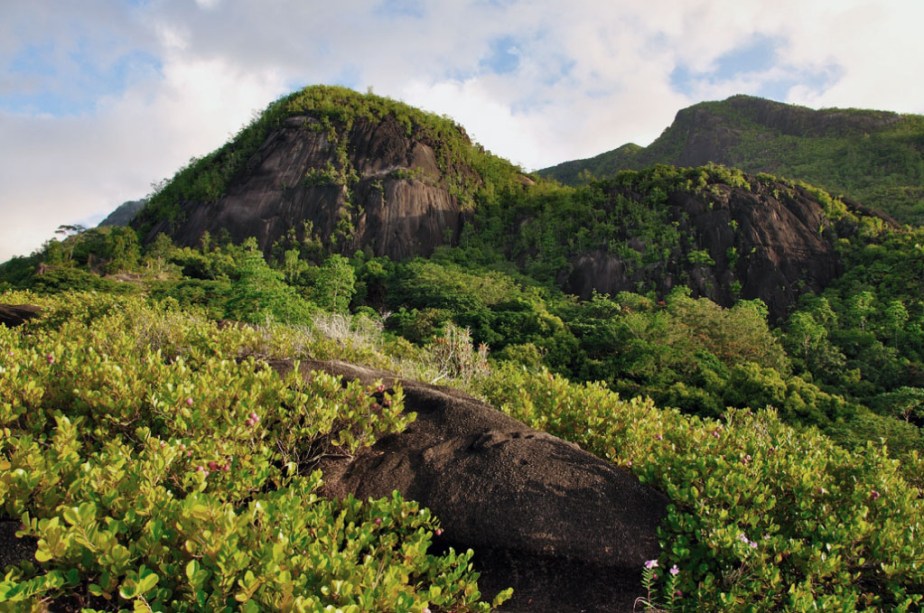 Montanhas na baía de Anse Major, Mahé, Seychelles