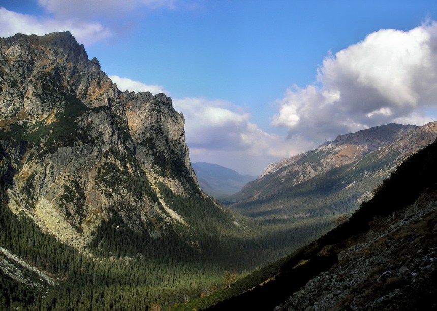 O verão é uma das melhores épocas para explorar as belezas dos montes Tatra, uma pequena cadeia de montanhas na fronteira de <a href="https://viajeaqui.abril.com.br/paises/polonia" rel="Polônia " target="_blank"><strong>Polônia </strong></a>e Eslováquia. Quando quiser dar um tempo das partidas de futebol, use a dinâmica <strong>Zakopane </strong>como base para caminhadas e escaladas inspiradoras