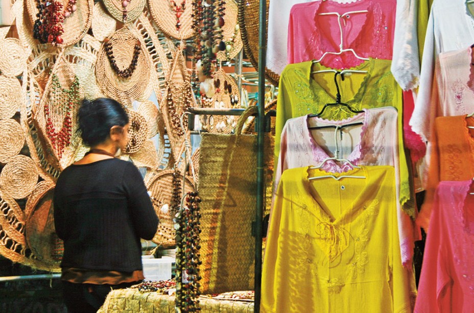 Rendas, bordados e outras tramas na feira noturna